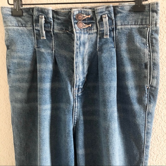 SOLD Hollister Ultra High-Waisted Mom Jeans - Picture 5 of 9